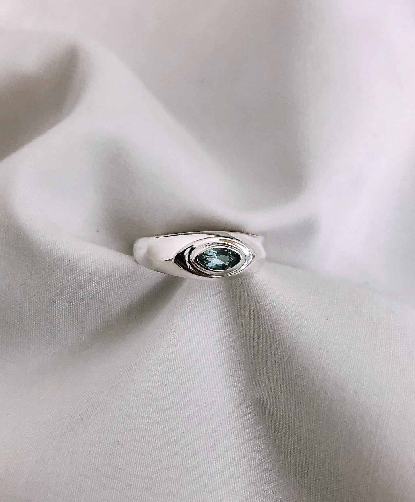 Iris small signet ring